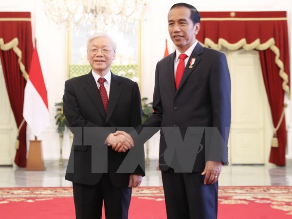 Tổng thống Indonesia Joko Widodo đón Tổng Bí thư Nguyễn Phú Trọng (Ảnh: Trí Dũng/TTXVN)