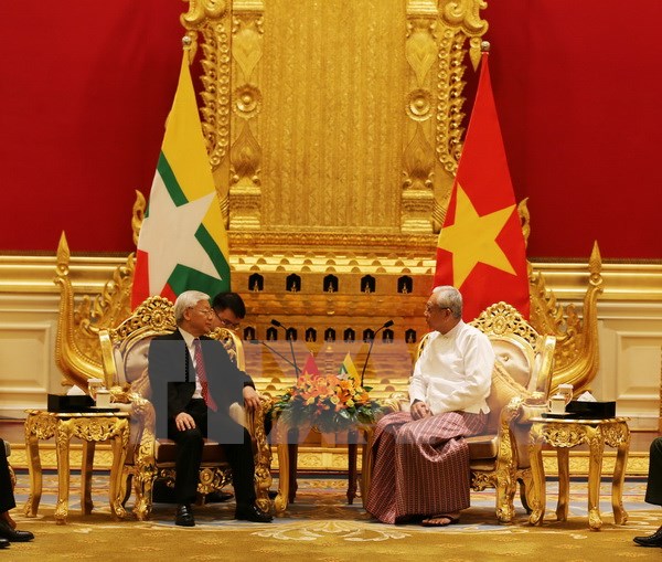 Tổng Bí thư Nguyễn Phú Trọng gặp thân mật Tổng thống Myanmar Htin Kyaw (Ảnh: Trí Dũng/TTXVN)