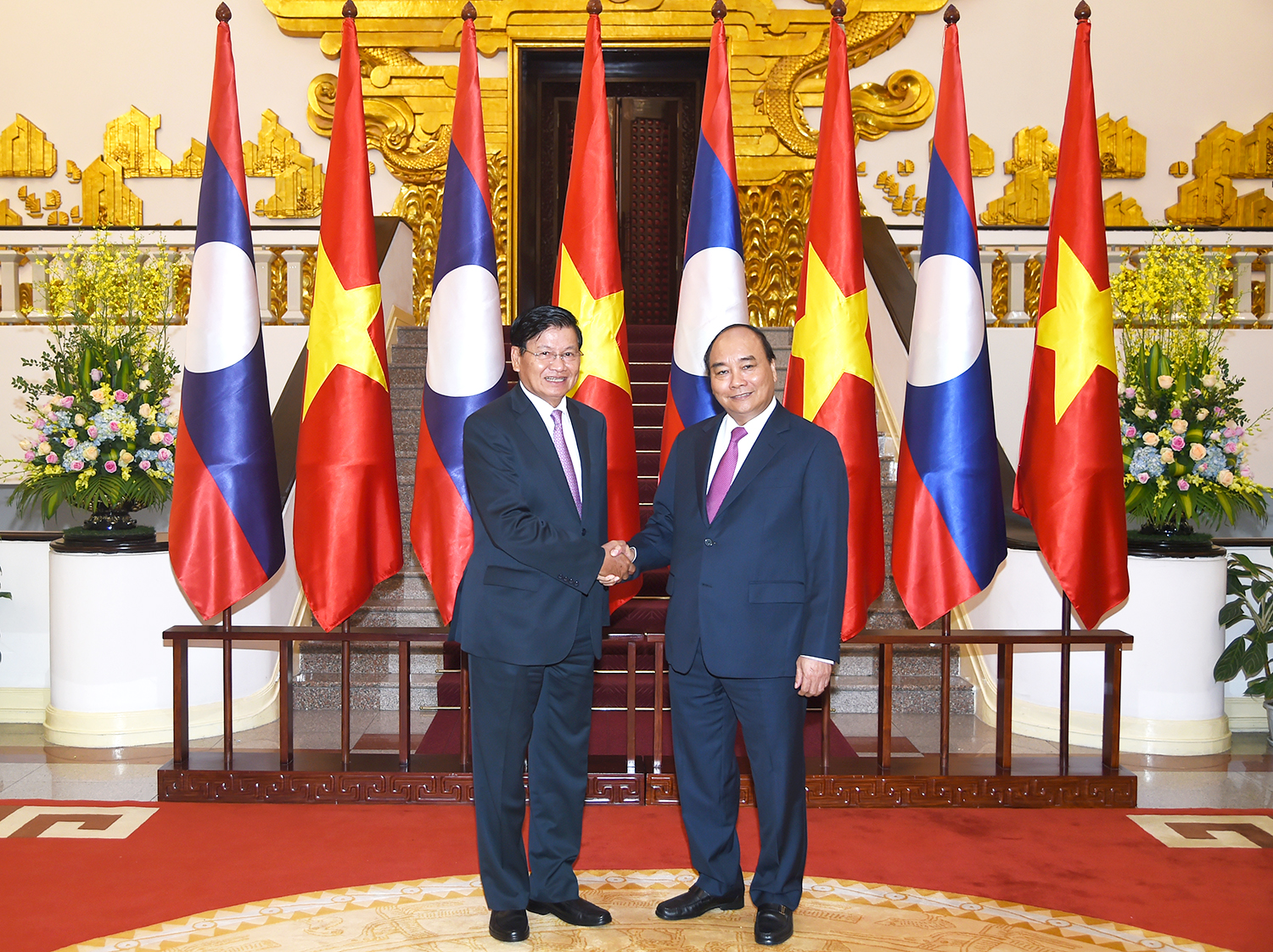 Thủ tướng Chính phủ Nguyễn Xuân Phúc và Thủ tướng Chính phủ Lào Thongloun Sisoulith (Ảnh: VGP/Quang Hiếu)