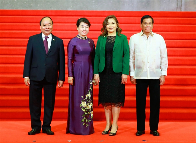 Thủ tướng Nguyễn Xuân Phúc cùng phu nhân và Thủ tướng Philippines Rodrigo Duterte và phu nhân tại Hội nghị Cấp cao ASEAN-30