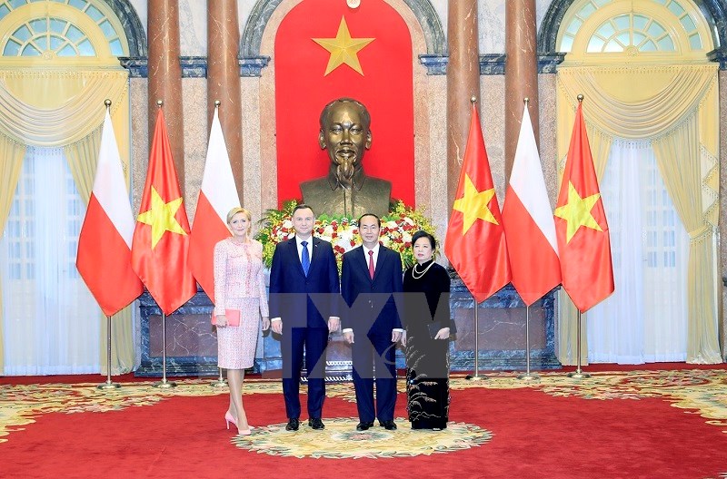 Chủ tịch nước Trần Đại Quang cùng Phu nhân và Tổng thống Cộng hoà Ba Lan Andrzej Duda chụp ảnh lưu niệm. (Ảnh: Vietnam+)