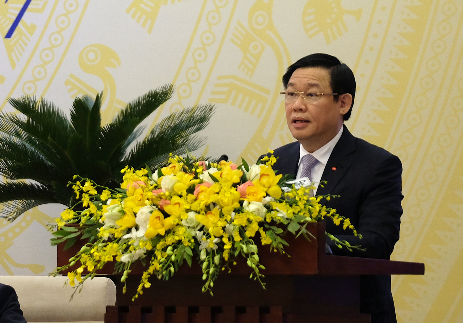 Phó Thủ tướng Vương Đình Huệ giới thiệu dự thảo Nghị quyết của Chính phủ về nhiệm vụ, giải pháp chủ yếu chỉ đạo, điều hành kế hoạch phát triển kinh tế - xã hội và dự toán ngân sách năm 2018 (Ảnh VGP/Quang Hiếu)