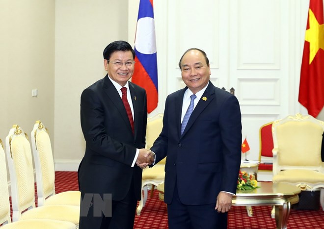 Thủ tướng Nguyễn Xuân Phúc gặp Thủ tướng Lào Thongloun Sisoulith (Nguồn: TTXVN)