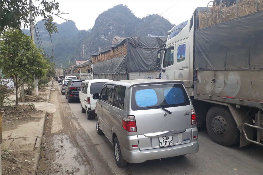 Ùn tắc xe tải chở nông sản kéo dài hàng cây số tại đường vào cửa khẩu Tân Thanh (Lạng Sơn) - ảnh chụp chiều 7/2 (Ảnh: CHÍ NGUYÊN/Báo Lao động)