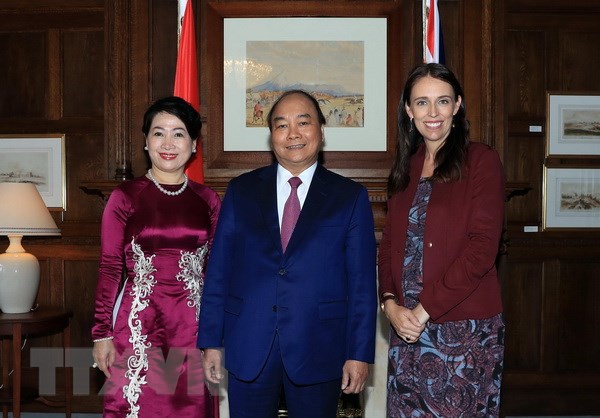 Thủ tướng New Zealand Jacinda Ardern đón Thủ tướng Nguyễn Xuân Phúc và Phu nhân. (Ảnh: Vietnamplus)