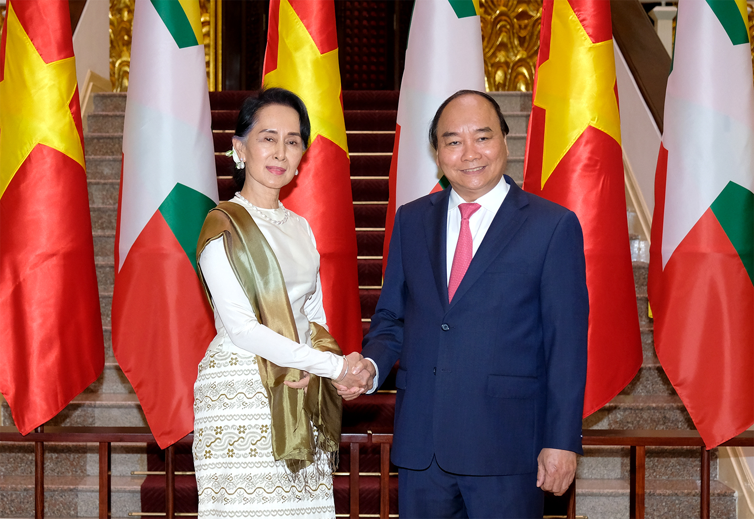Thủ tướng Nguyễn Xuân Phúc và Cố vấn Nhà nước, Bộ trưởng Bộ Ngoại giao-Bộ trưởng Văn phòng Tổng thống Cộng hòa Liên bang Myanmar Aung San Suu Kyi (Ảnh: VGP/Quang Hiếu)
