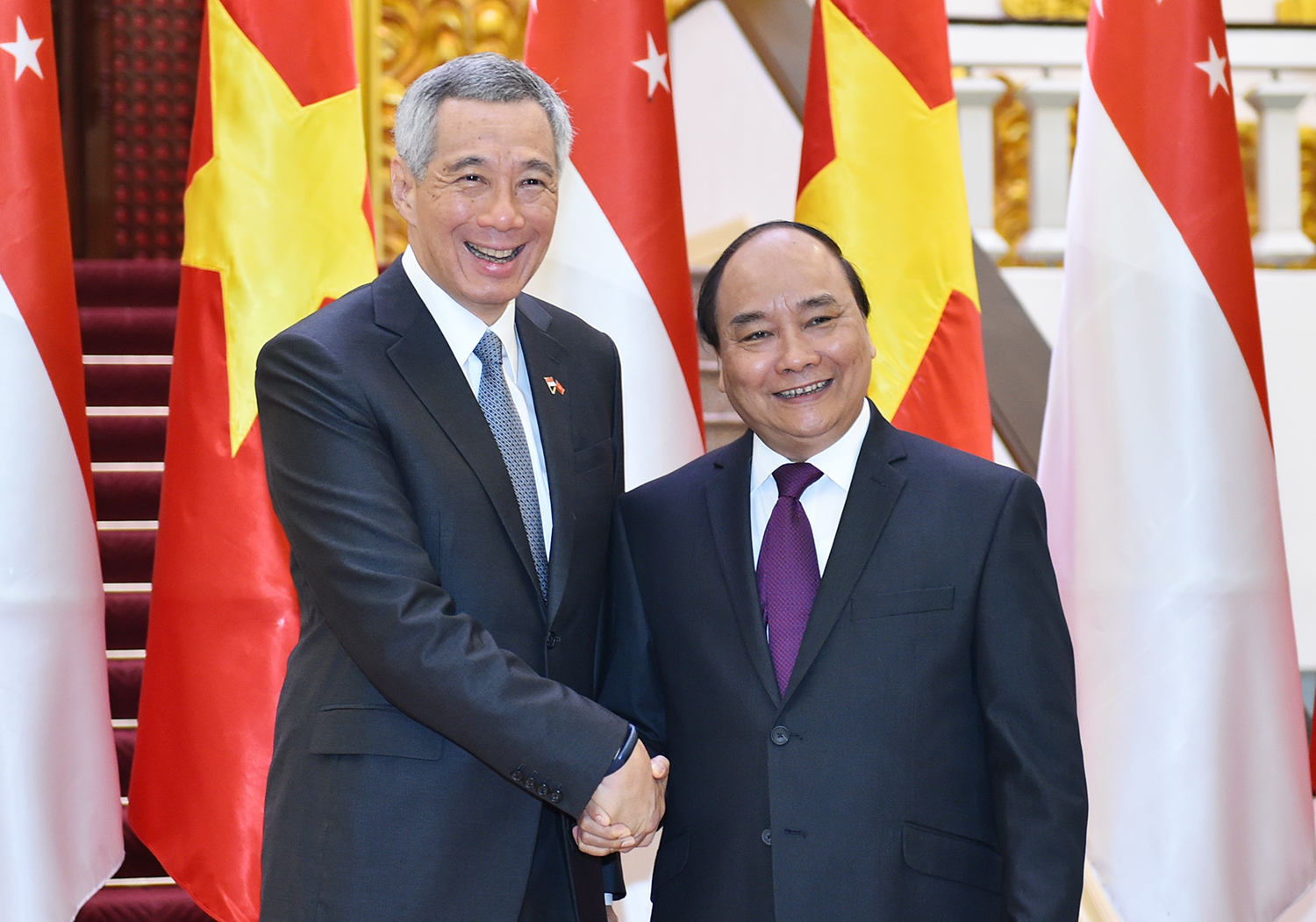 Thủ tướng Nguyễn Xuân Phúc và Thủ tướng Singapore Lý Hiển Long trong chuyến thăm chính thức Việt Nam năm 2017 (Ảnh: VGP)