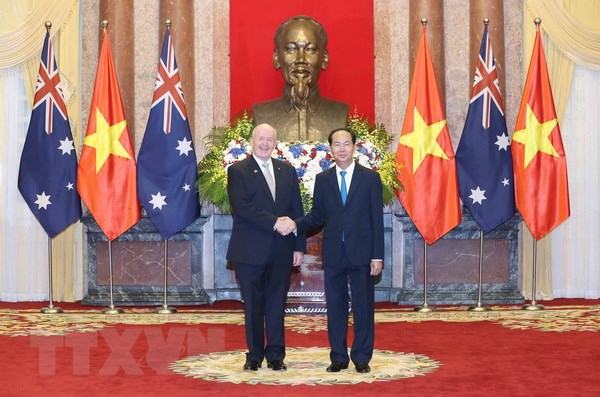 Chủ tịch nước Trần Đại Quang chụp ảnh chung với Toàn quyền Australia Peter Cosgrove trước khi bước vào hội đàm (Ảnh: Nhan Sáng/TTXVN)
