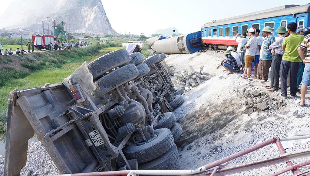 Hiện trường vụ tai nạn đường sắt tại Thanh Hóa (Ảnh: thanhnien.vn)