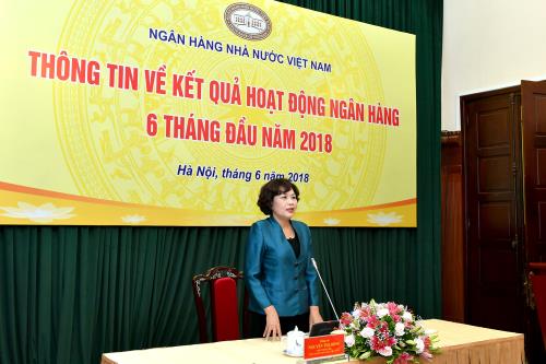 Phó Thống đốc ngân hàng Nhà nước Nguyễn Thị Hồng chủ trì cuộc họp báo