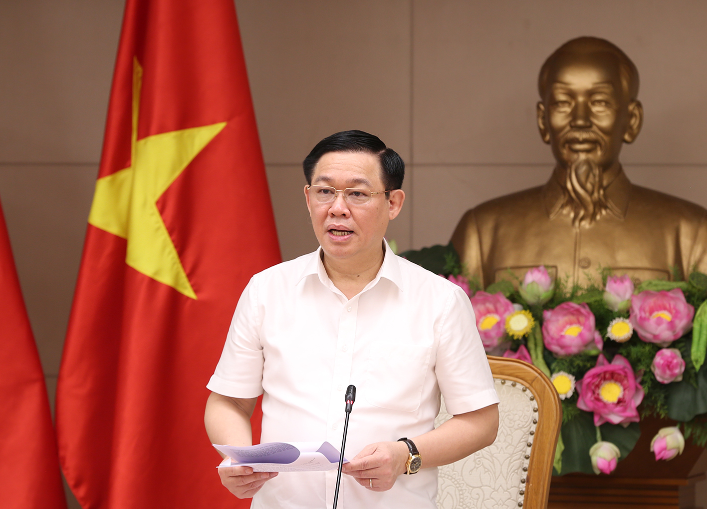 Phó Thủ tướng Vương Đình Huệ điều hành cuộc họp. (Ảnh: VGP)