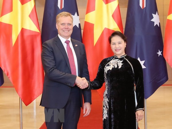 Chủ tịch Quốc hội Nguyễn Thị Kim Ngân và Chủ tịch Hạ viện Australia Tony Smith tại Lễ đón chính thức. (Ảnh: Trọng Đức/TTXVN)