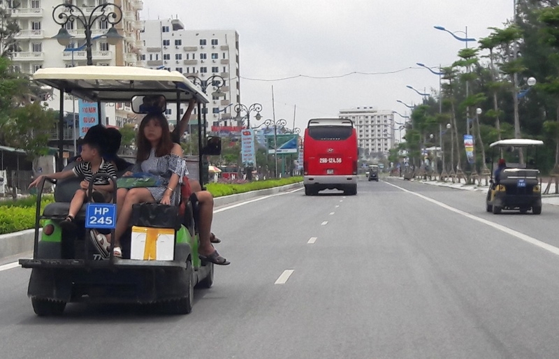 Xe điện chở khách du lịch lưu hành trên đường Hồ Xuân Hương, TP Sầm Sơn (Ảnh: Internet)