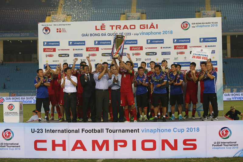 Đội tuyển U23 Việt Nam nâng cao chiếc cúp vô địch Giải Bóng đá Quốc té U23 - Cúp Vinaphone 2018