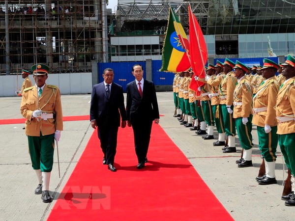 Chủ tịch nước Trần Đại Quang và Tổng thống Mulatu Teshome duyệt đội danh dự tại Lễ đón chính thức (Ảnh: Nhan Sáng/TTXVN)