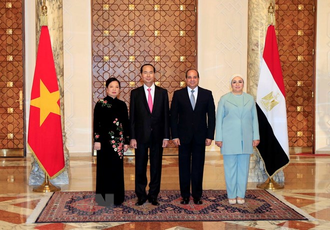 Tổng thống Ai Cập Abdel Fattah Al Sisi và Phu nhân đón Chủ tịch nước Trần Đại Quang và Phu nhân (Ảnh: Nhan Sáng/TTXVN)