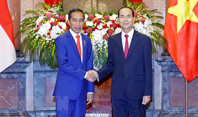 Chủ tịch nước Trần Đại Quang và Tổng thống Indonesia Joko Widodo tại lễ đón (Ảnh: Nhan Sáng/TTXVN)