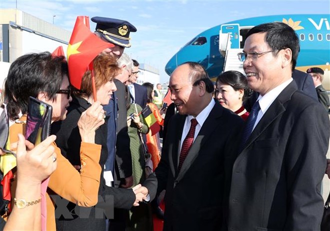 Cán bộ, nhân viên Đại sứ quán và đại diện cộng đồng người Việt Nam tại Bỉ đón Thủ tướng Nguyễn Xuân Phúc và Đoàn cấp cao Việt Nam tại sân bay quân sự Melsbroek, thủ đô Brussels (Ảnh: Thống Nhất/TTXVN)