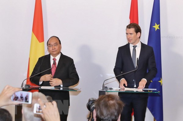 Thủ tướng Nguyễn Xuân Phúc với Thủ tướng Áo Sebastian Kurz gặp gỡ báo chí sau hội đàm (Ảnh: Thống Nhất/TTXVN)