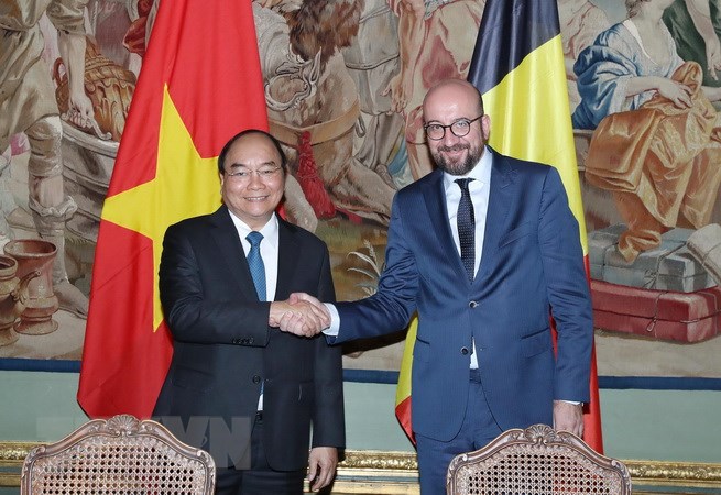 Thủ tướng Bỉ Charles Michel và Thủ tướng Nguyễn Xuân Phúc bắt tay trước khi tiến hành hội đàm (Ảnh: Thống Nhất/TTXVN)