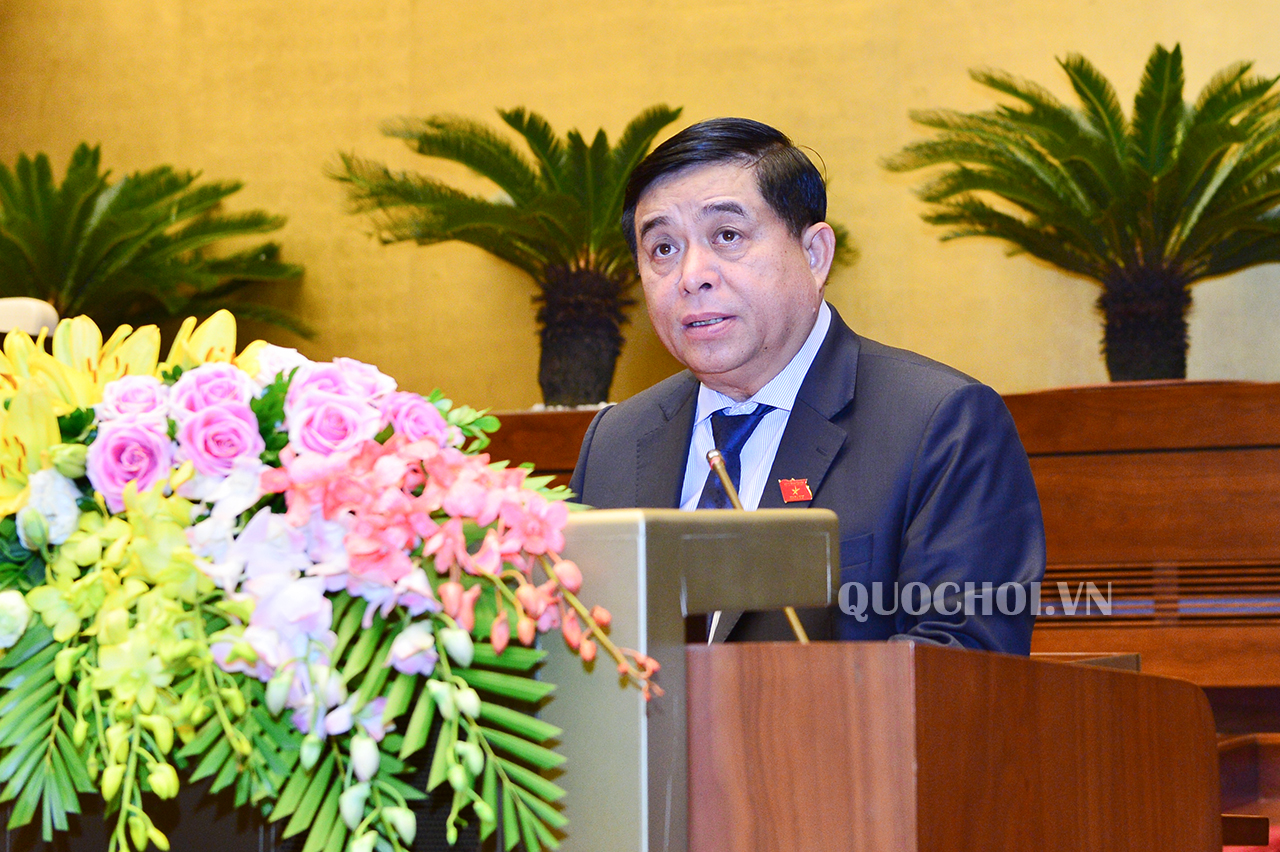 Bộ trưởng Bộ Kế hoạch và Đầu tư Nguyễn Chí Dũng, thừa ủy quyền của Thủ tướng Chính phủ trình bày Tờ trình về Dự án Luật sửa đổi, bổ sung các Luật có quy định liên quan đến quy hoạch