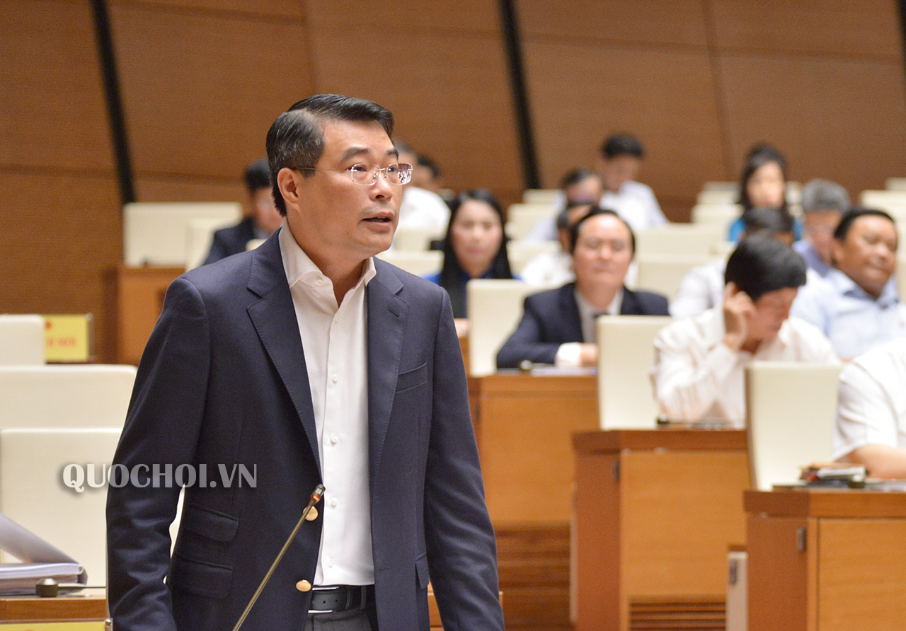 Thống đốc Lê Minh Hưng phát biểu tại phiên họp sáng 1/11 (Ảnh: QH)