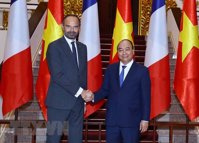 Thủ tướng Nguyễn Xuân Phúc và Thủ tướng Pháp Édouard Philippe bắt tay trước khi bước vào hội đàm, tại Trụ sở Chính phủ