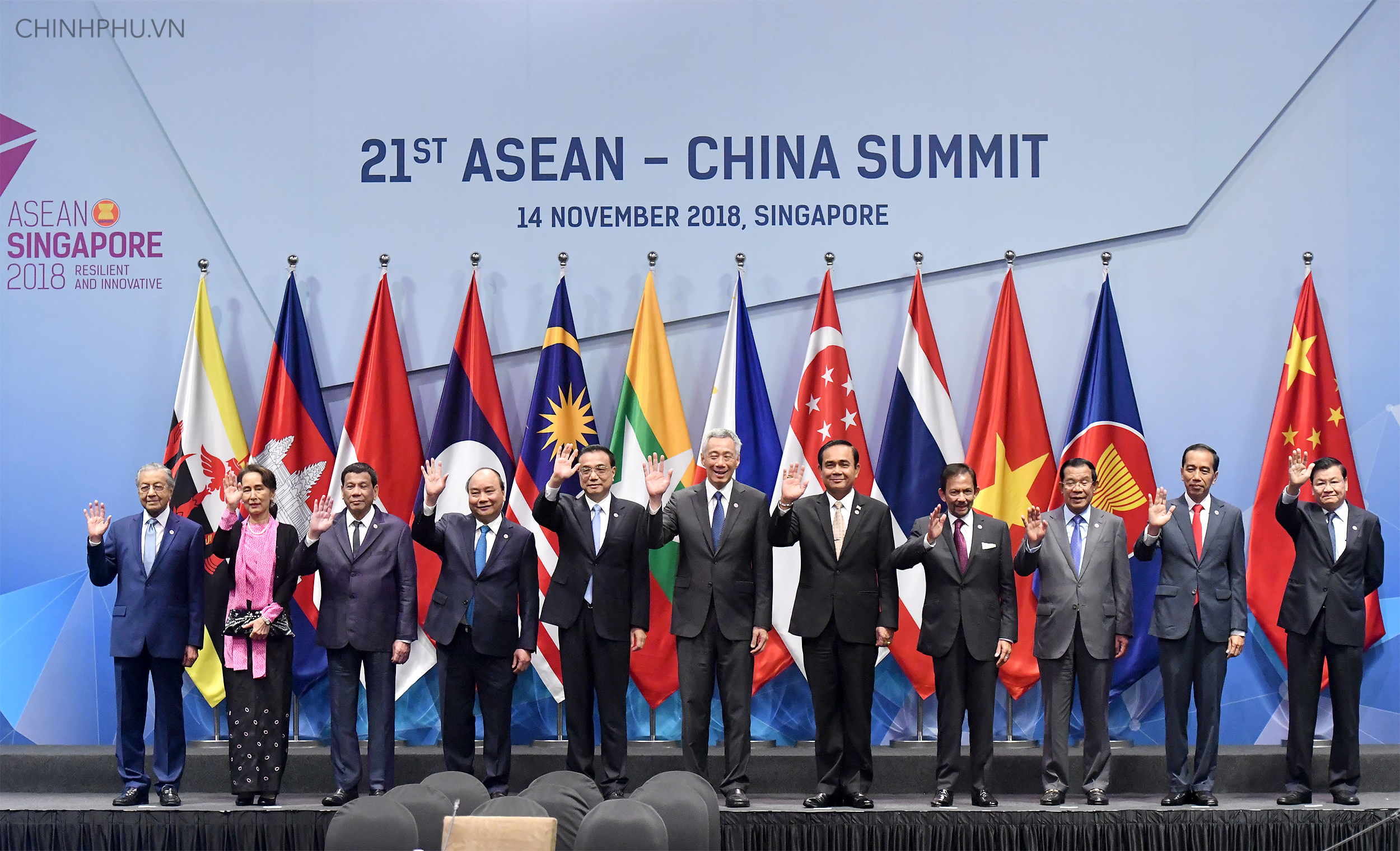 Thủ tướng Nguyễn Xuân Phúc cùng các nhà lãnh đạo ASEAN và Trung Quốc tham dự Hội nghị Cấp cao ASEAN - Trung Quốc lần thứ 21 Ảnh: VGP/Quang Hiếu)