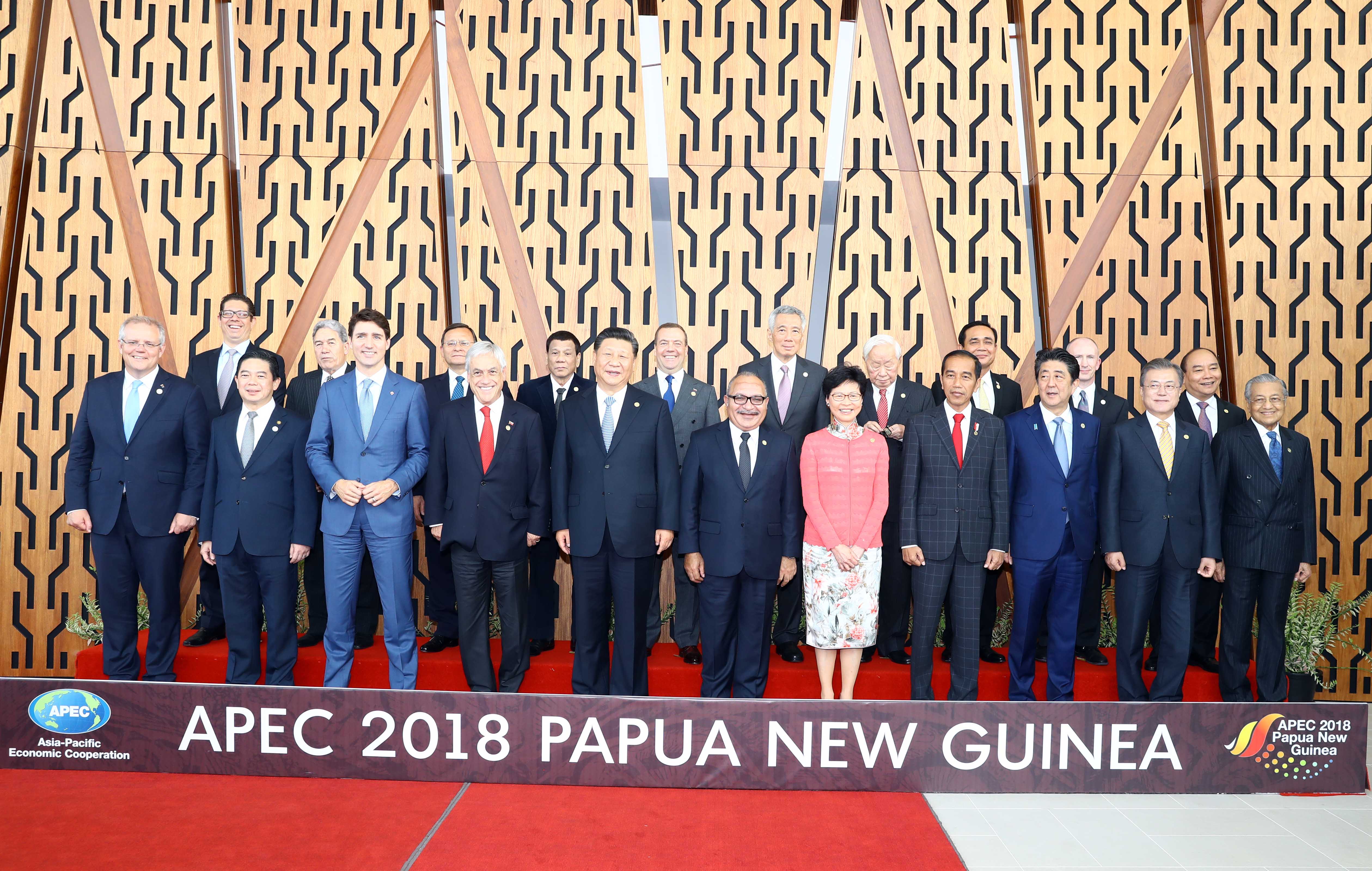 Thủ tướng Nguyễn Xuân Phúc chụp ảnh cùng các nhà lãnh đạo APEC