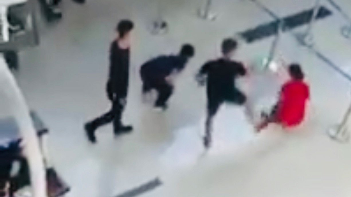 Hình ảnh camera an ninh ghi lại vụ việc nữ nhân viên hàng không bị 3 kẻ côn đồ đánh