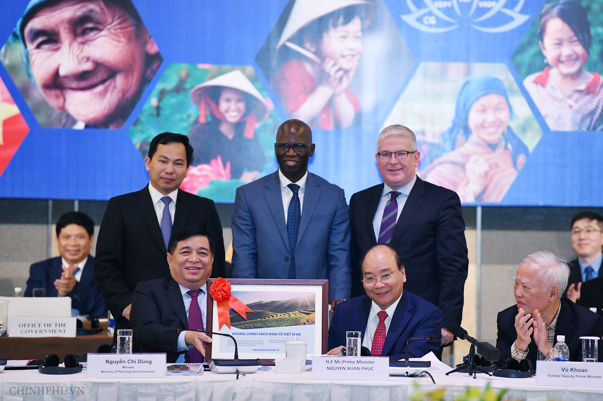 Thủ tướng và Bộ trưởng Bộ Kế hoạch và Đầu tư tặng tài liệu Khung chính sách kinh tế Việt Nam cho ngân hàng Thế giới (Ảnh: VGP)