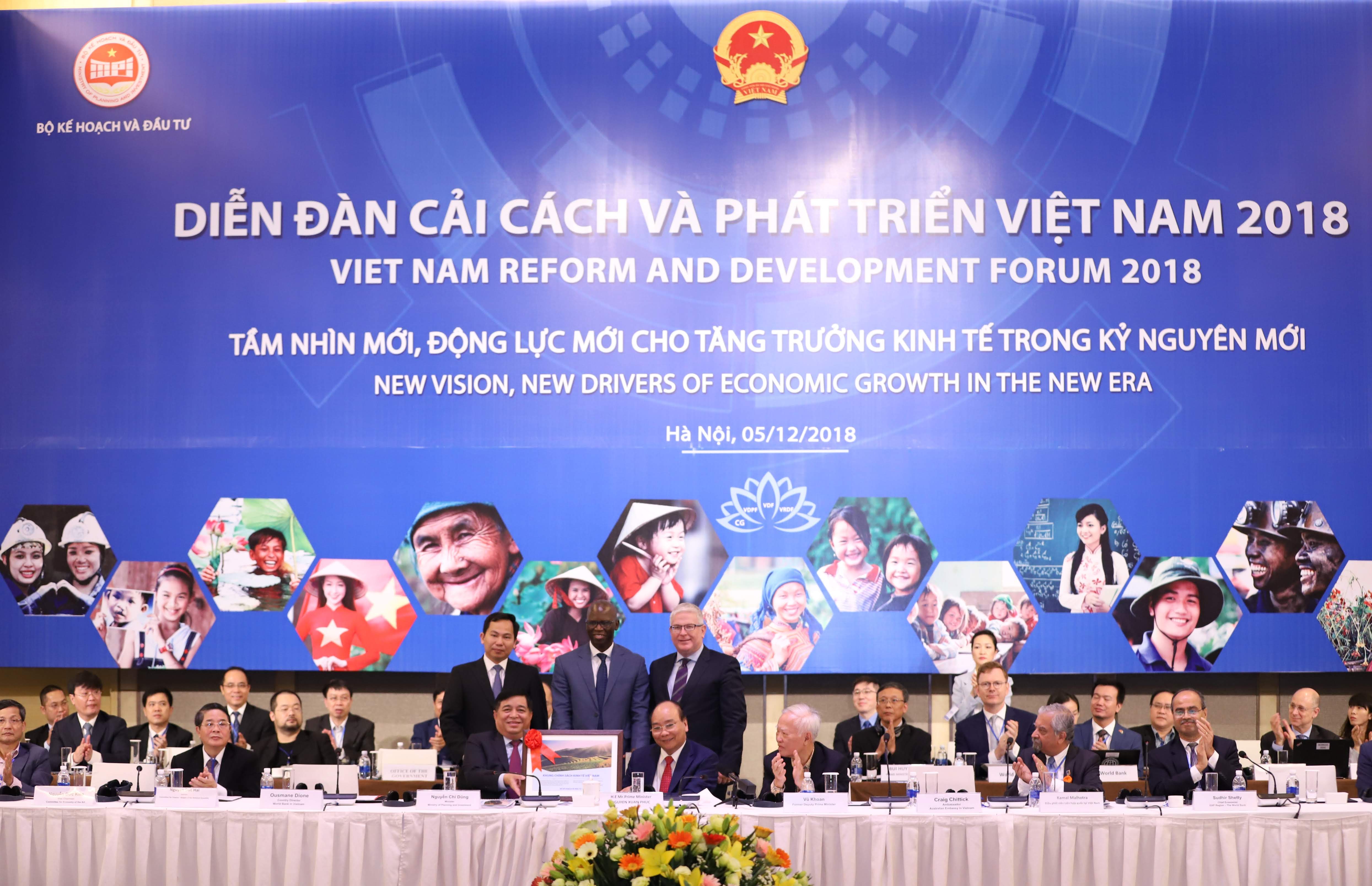 Thủ tướng và Bộ trưởng Bộ Kế hoạch và Đầu tư tặng tài liệu Khung chính sách kinh tế Việt Nam cho ngân hàng Thế giới (Ảnh: VGP)