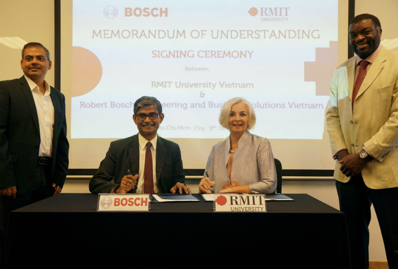 Giáo sư Geal McDonald ký kết thỏa thuận hợp tác giữa Đại học RMIT Việt Nam và Bosch Việt Nam