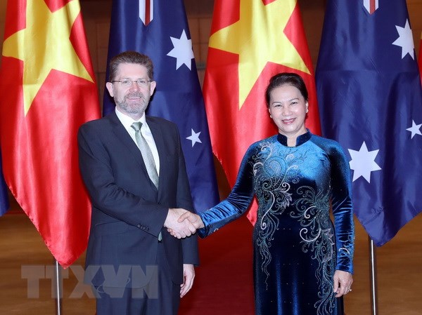 Chủ tịch Quốc hội Nguyễn Thị Kim Ngân đón Chủ tịch Thượng viện Australia Scott Ryan (Ảnh: TTXVN)