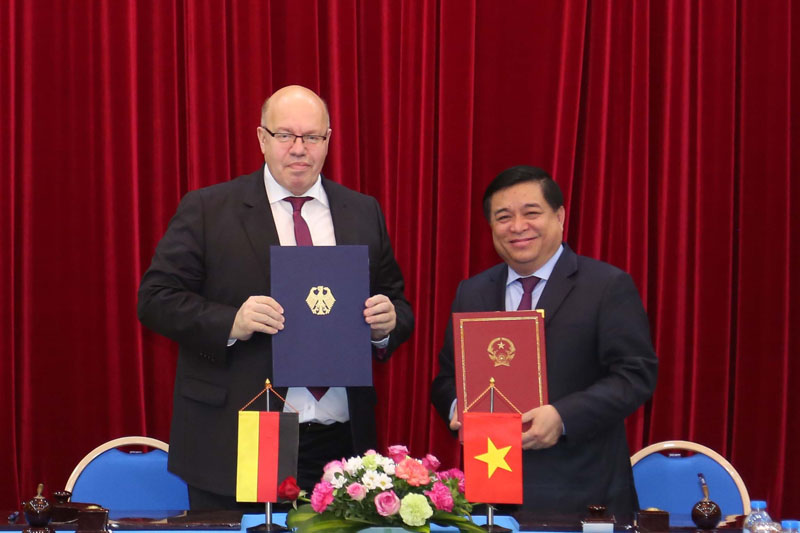 Bộ trưởng Nguyễn Chí Dũng và Bộ trưởng Peter Altmaier trao văn bản Tuyên bố chung (Ảnh: Đức Trung)