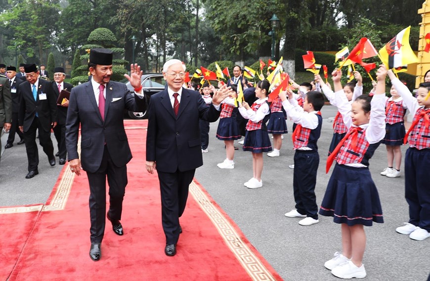 Tổng Bí thư, Chủ tịch nước Nguyễn Phú Trọng đón Quốc vương Brunei Hassanal Bolkiah. (Ảnh: Trí Dũng/TTXVN)
