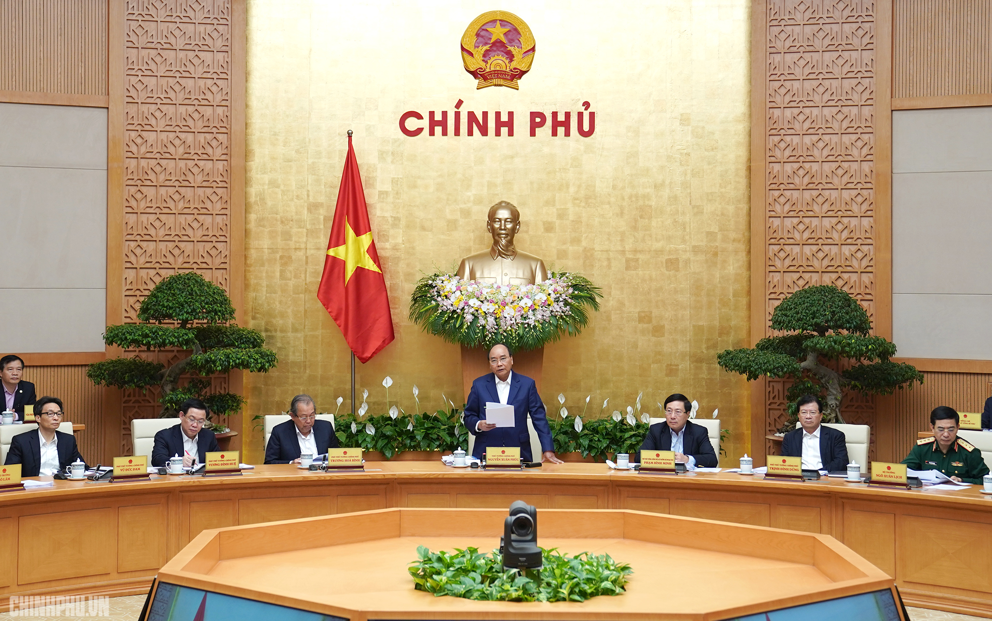 Thủ tướng Nguyễn Xuân Phúc kết luận cuộc họp. Ảnh: VGP/Quang Hiếu