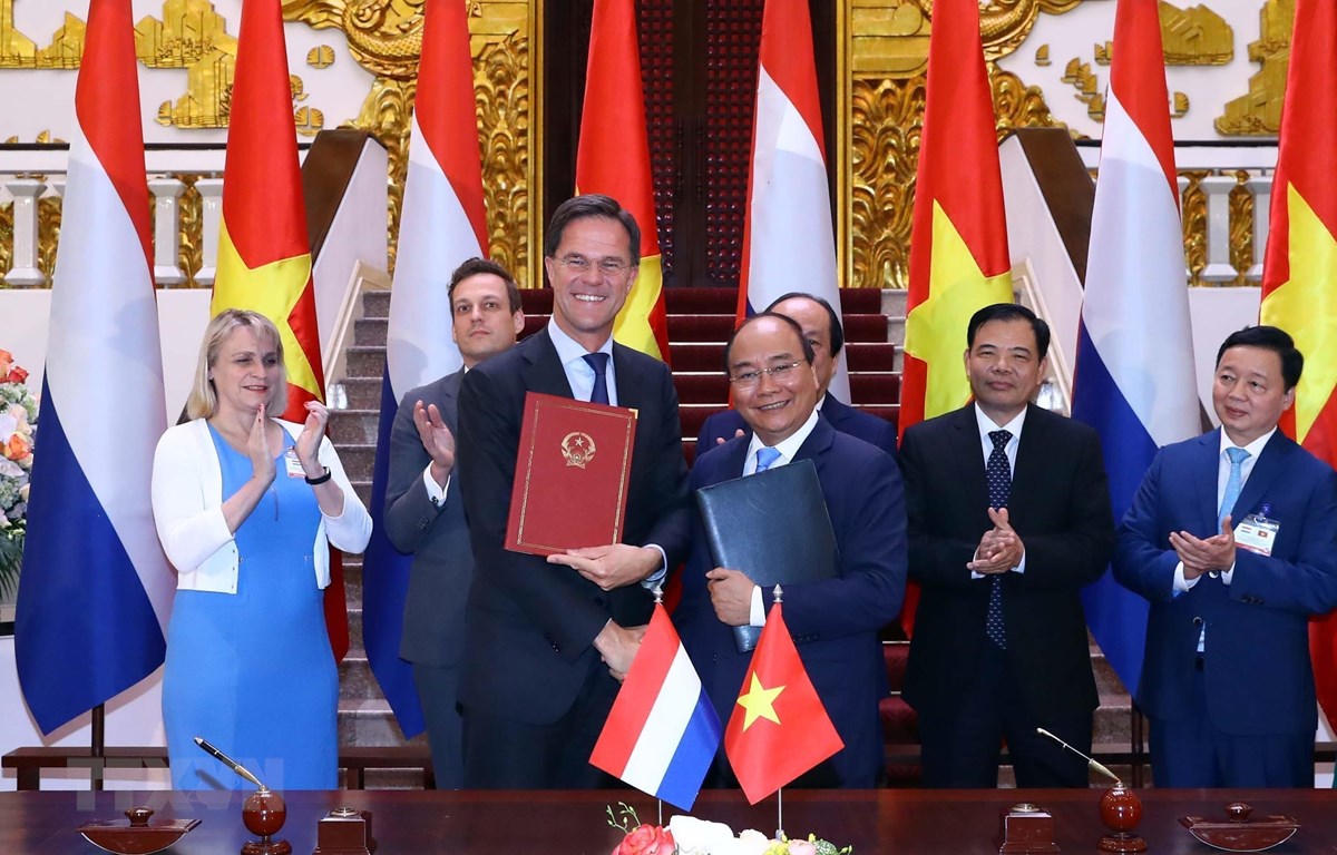 Thủ tướng Chính phủ Nguyễn Xuân Phúc và Thủ tướng Vương quốc Hà Lan Mark Rutte ký Biên bản ghi nhớ về hợp tác chuyển đổi nông nghiệp tại Đồng bằng sông Cửu Long (Ảnh: Thống Nhất/TTXVN)