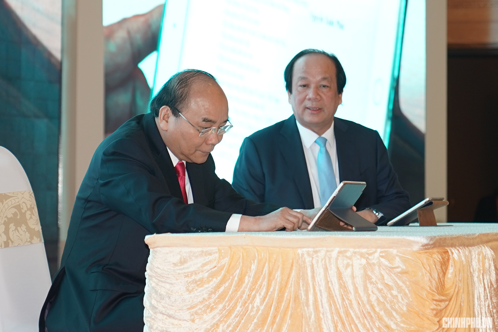 Thủ tướng Nguyễn Xuân Phúc ký ban hành văn bản trên hệ thống quản lý văn bản điện tử (Ảnh VGP)
