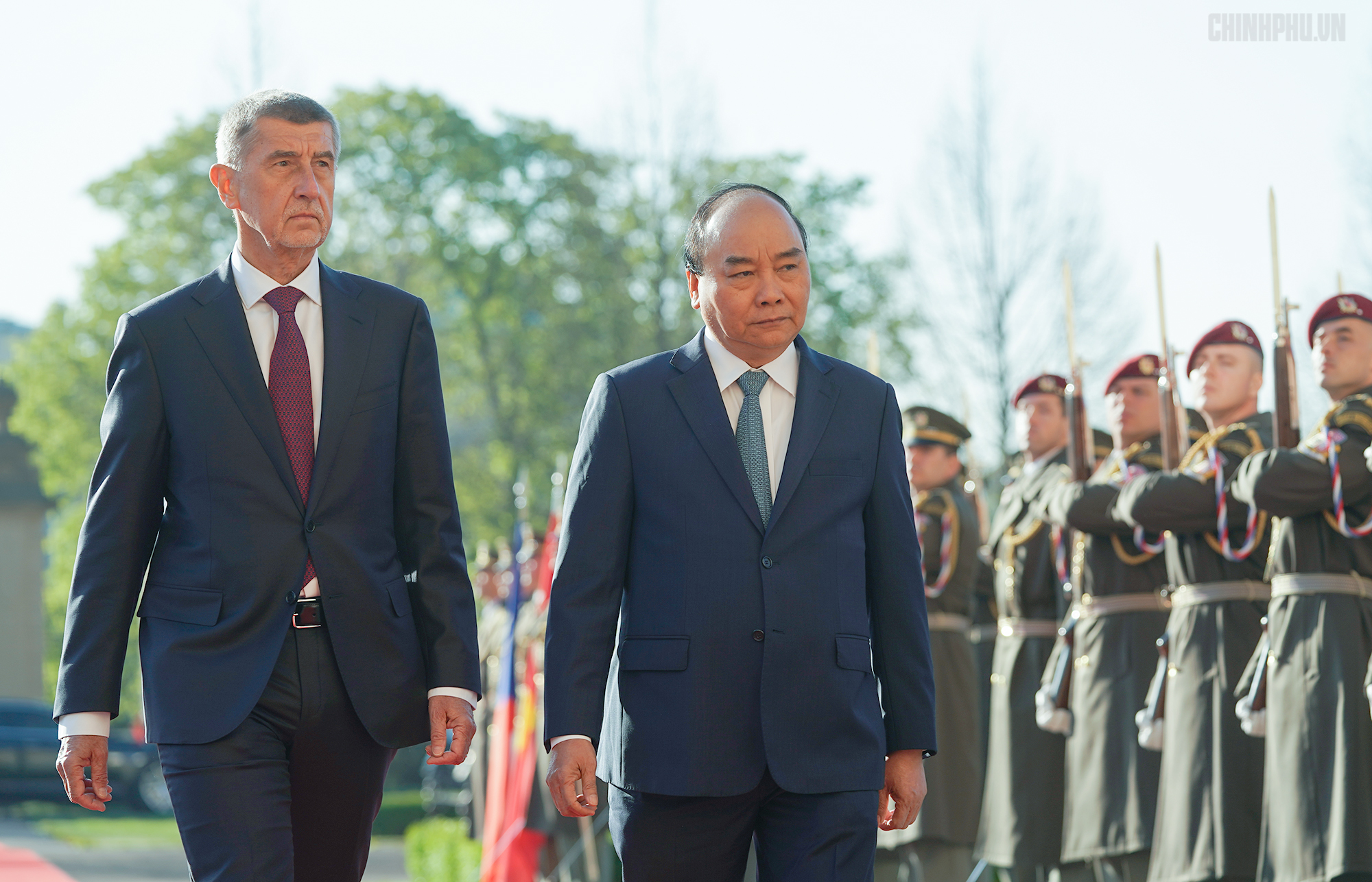 Thủ tướng CH Czech Andrej Babis đón Thủ tướng Nguyễn Xuân Phúc (Ảnh: VGP)