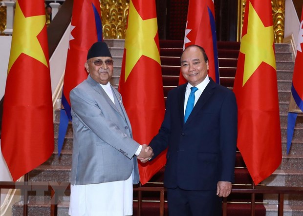 Thủ tướng Nguyễn Xuân Phúc cùng Phu nhân và Thủ tướng Nepal K.P. Sharma Oli cùng Phu nhân chụp ảnh chung tại Trụ sở Chính phủ, trước khi tiến hành hội đàm (Ảnh: Văn Điệp/TTXVN)