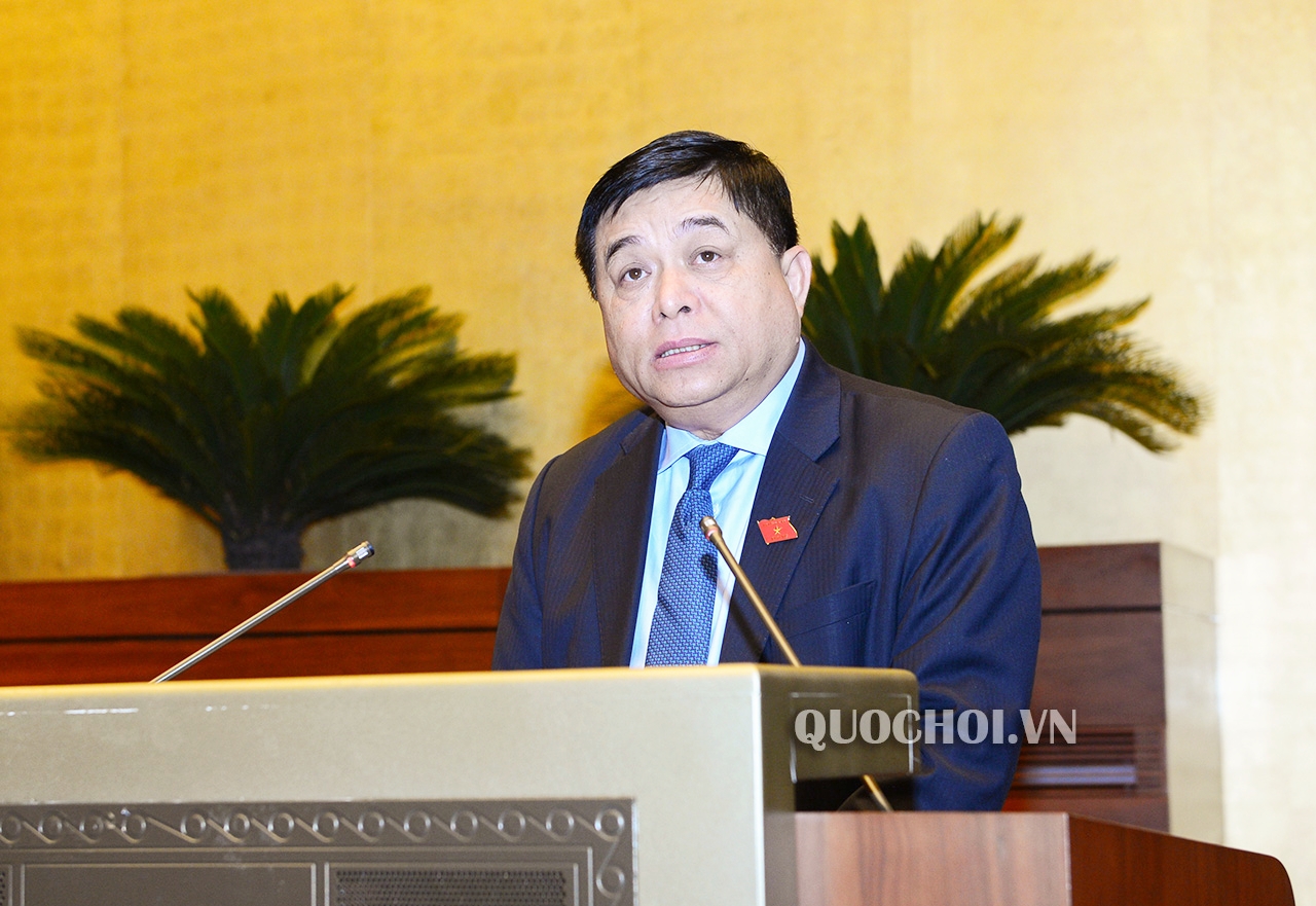 Bộ trưởng Nguyễn Chí Dũng trình bày Tờ trindh 238/TTr-CP trước Quốc hội