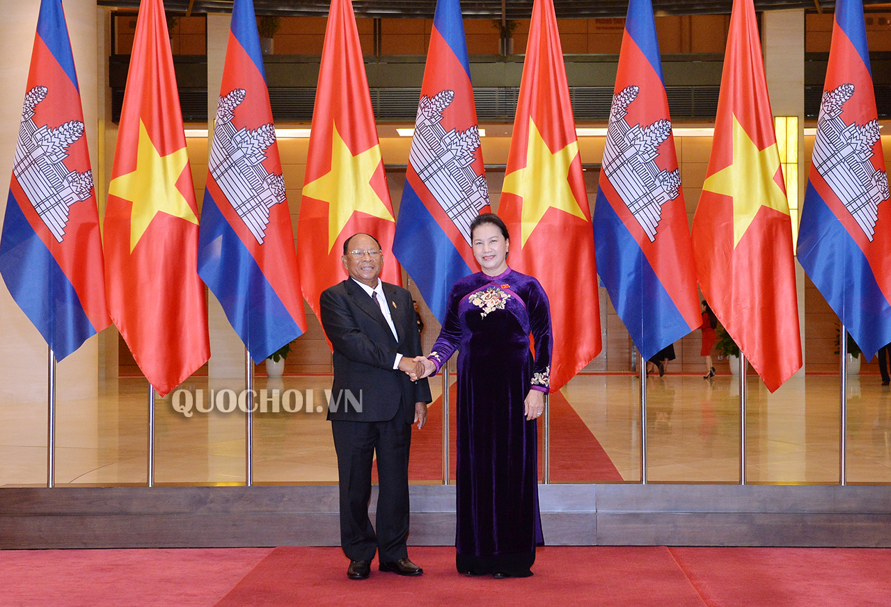 Chủ tịch Quốc hội Nguyễn Thị Kim Ngân vui mừng chào đón Samdech Heng Samrin, Chủ tịch Quốc hội Vương quốc Campuchia và Đoàn đại biểu cấp cao sang thăm chính thức Việt Nam