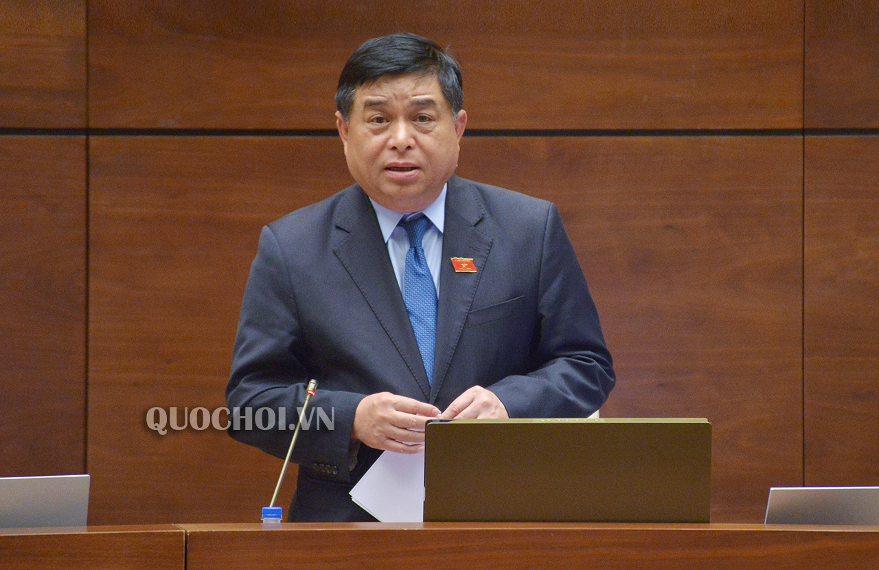 Bộ trưởng Nguyễn Chí Dũng phát biểu giải trình, làm rõ về nội dung phân bổ, sử dụng nguồn dự phòng Kế hoạch đầu tư công trung hạn giai đoạn 2016-2020