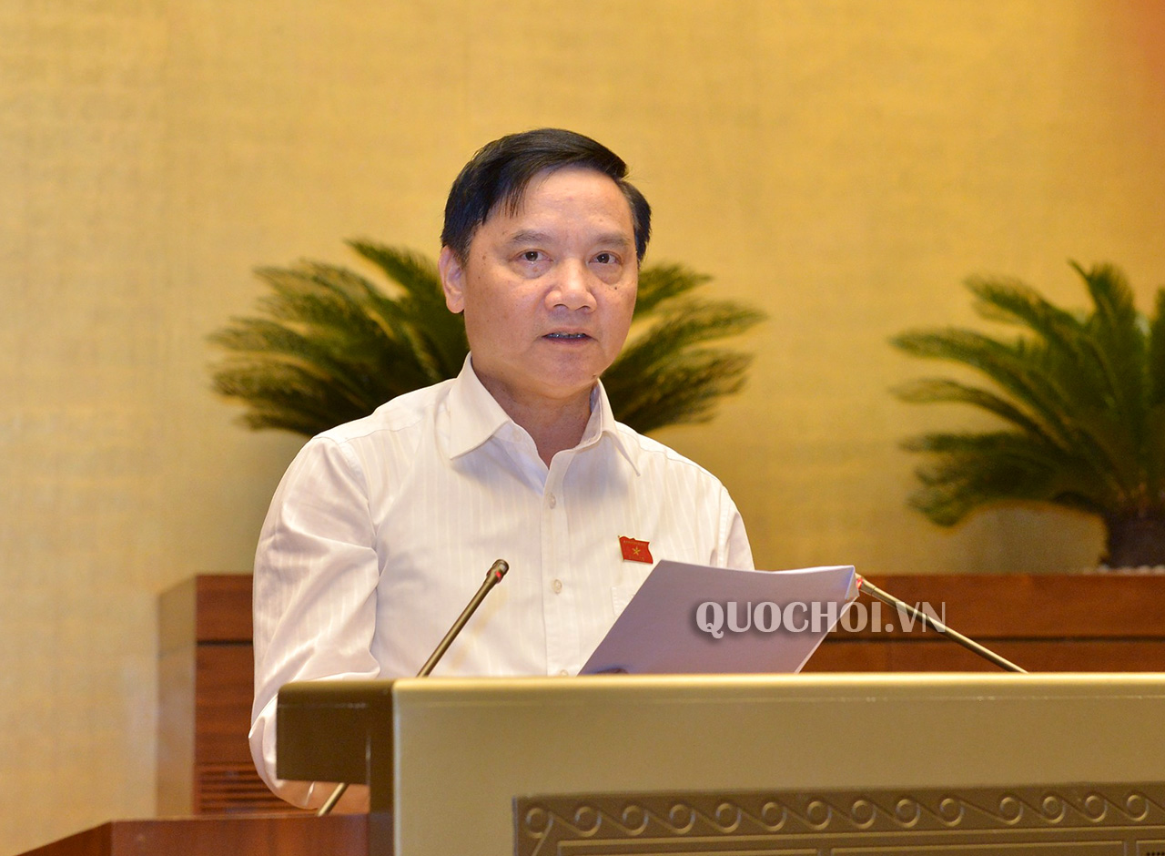 Chủ nhiệm Ủy ban Pháp luật của Quốc hội Nguyễn Khắc Định trình bày Tờ trình