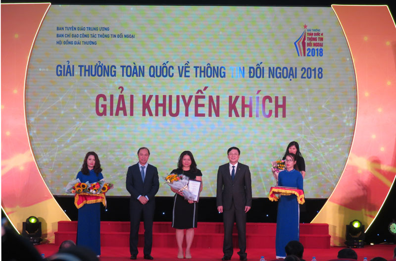 Nhà báo Trần Thị Tuyết Ánh nhận giải Khuyến khích với loạt bài 