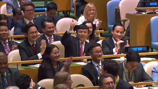 Phái đoàn Việt Nam tại Liên hợp quốc vui mừng khi kết quả kiểm phiếu được công bố