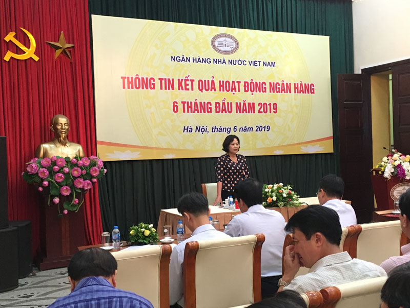 Phó Thống đốc NHNN Nguyễn Thị Hồng chủ trì họp báo