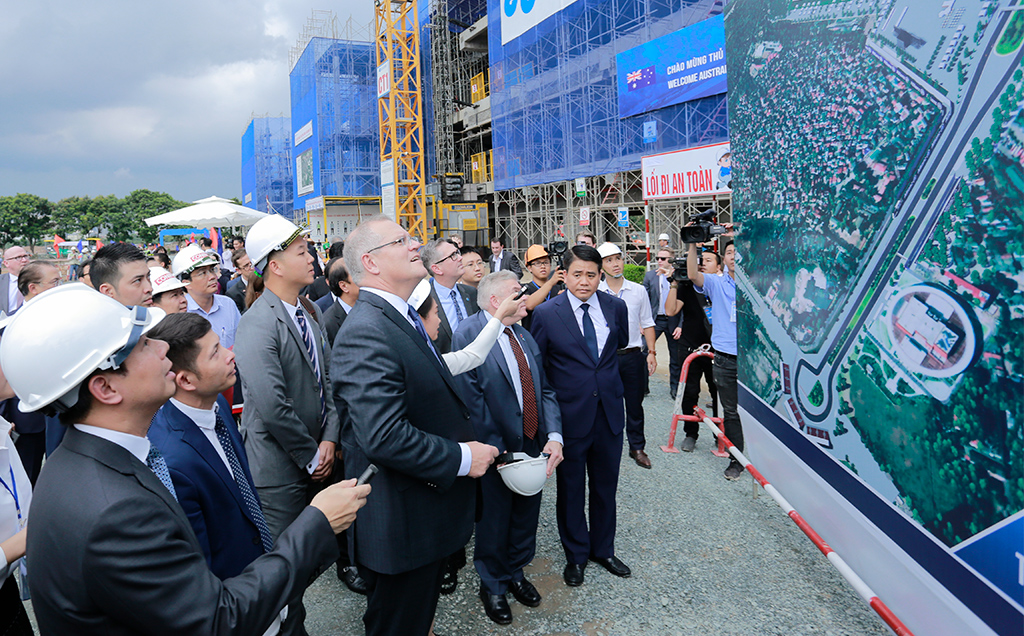 Thủ tướng Australia Scott Morrison bày tỏ ấn tượng khi thăm công trình thi công Đường đua Công thức 1 Hà Nội (Ảnh: VGP)