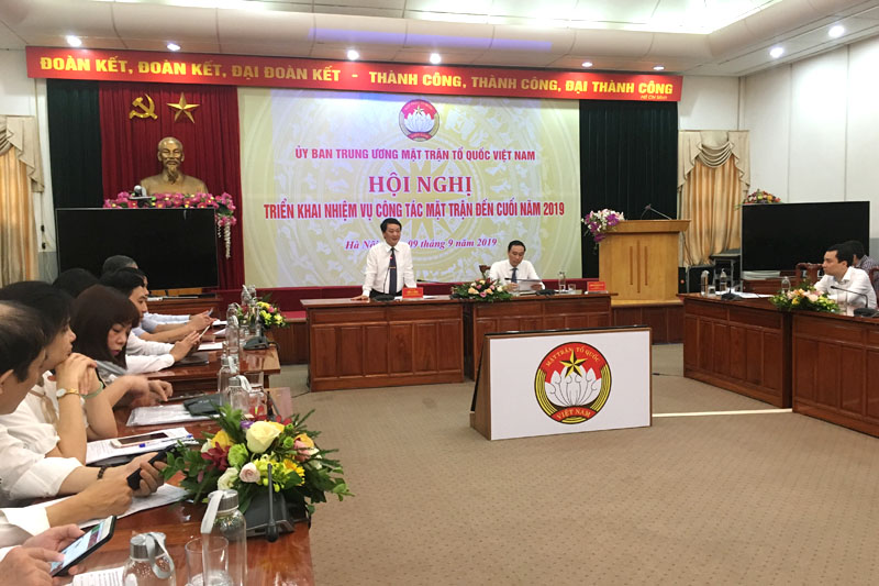 Ông Hầu A Lềnh, Phó Chủ tịch - Tổng thư ký Ủy ban Trung ương MTTQ Việt Nam và ông Phùng Khánh Tài, Phó Chủ tịch Ủy ban Trung ương MTTQ Việt Nam chủ trì họp báo (Ảnh: K.T)